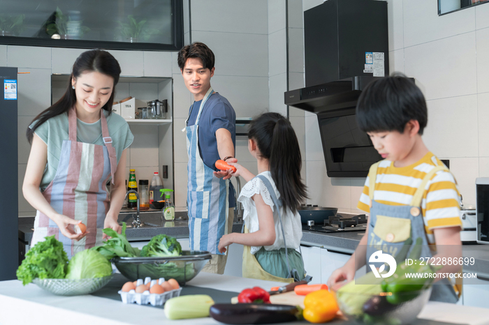 年轻父母教孩子学做饭