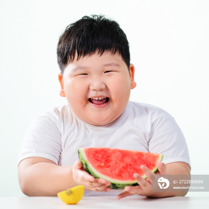 可爱的肥胖小男孩吃西瓜