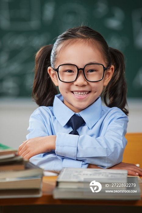 戴眼镜的小学女生