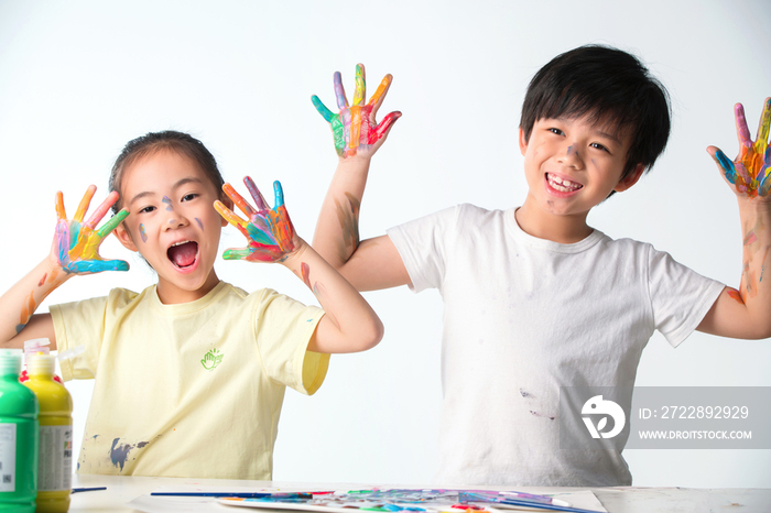 手上涂满颜料的小学生