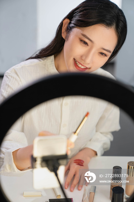 青年女人在线直播口红试色