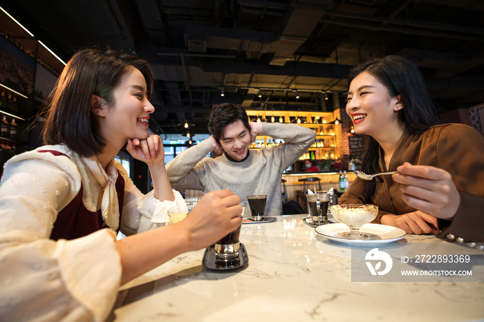 餐吧内聊天的年轻朋友