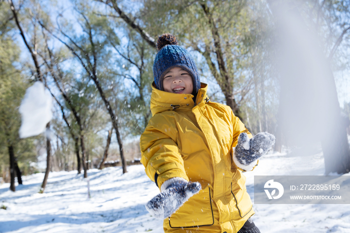 快乐的小男孩在雪地里玩耍