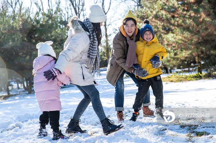 快乐的一家人在雪地里做游戏