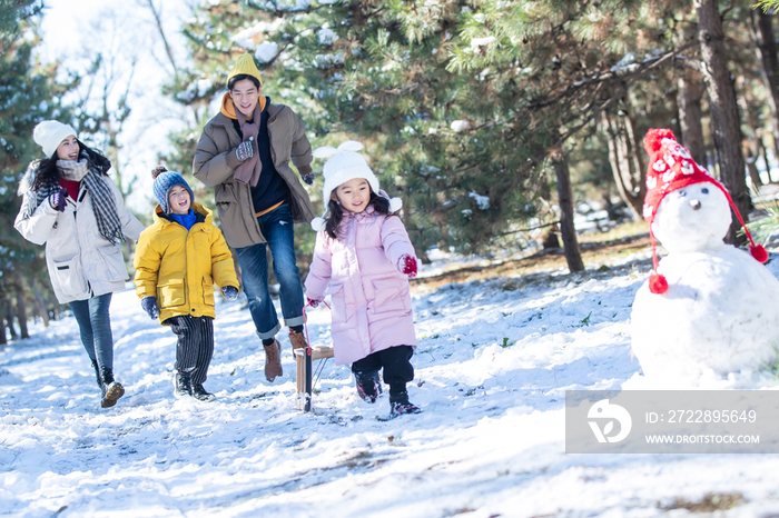 幸福的一家四口和雪人