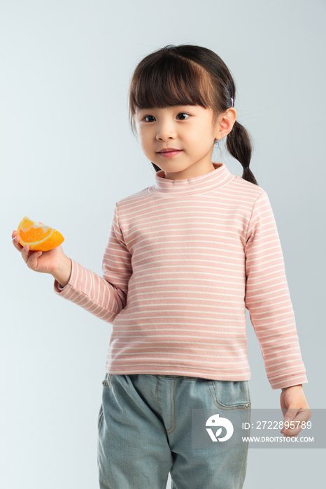 小女孩吃水果