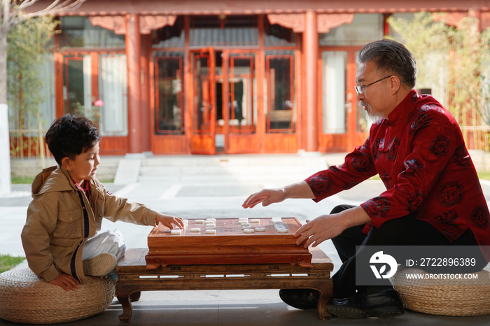 祖孙俩在庭院里下象棋