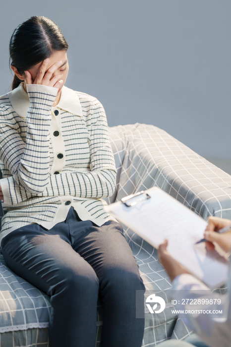 青年女人和心理医生交谈