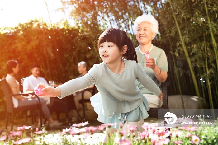 幸福家庭在庭院里