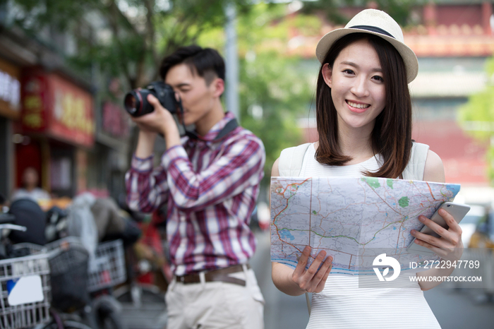 青年女人拿着地图旅行