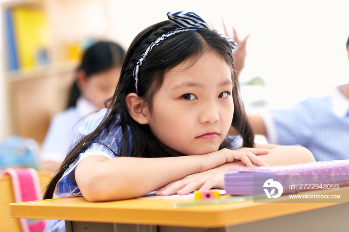 小学女生在教室里