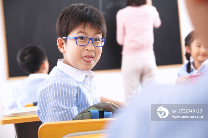 女教师和小学生们在教室里