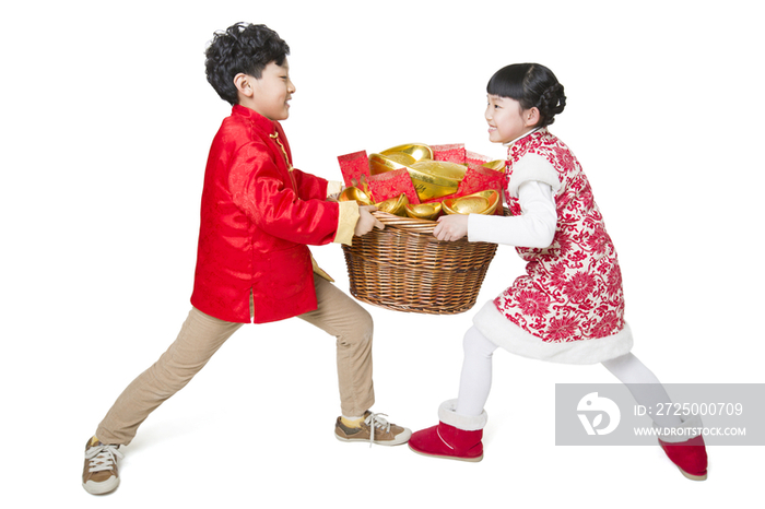 快乐的儿童抬着大量的金元宝和红包