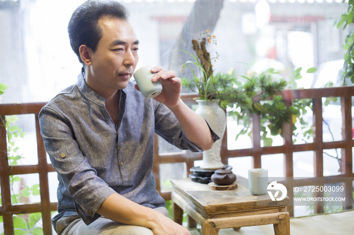 成熟男子在茶馆喝茶