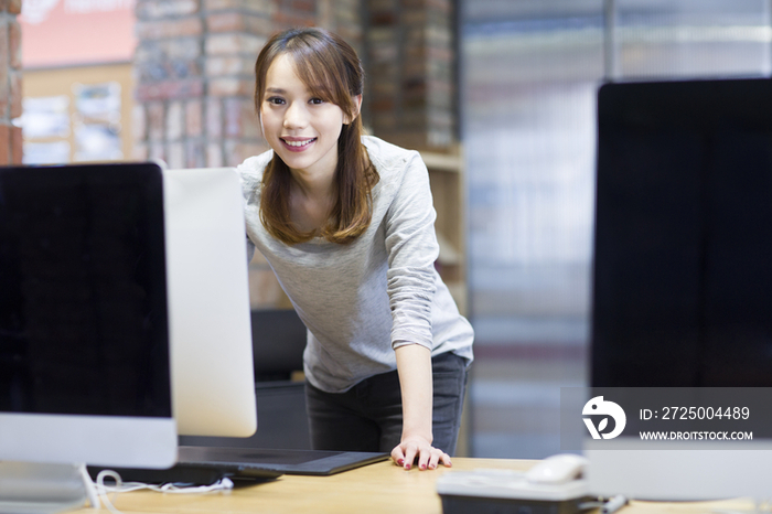 年轻女子在办公室使用电脑