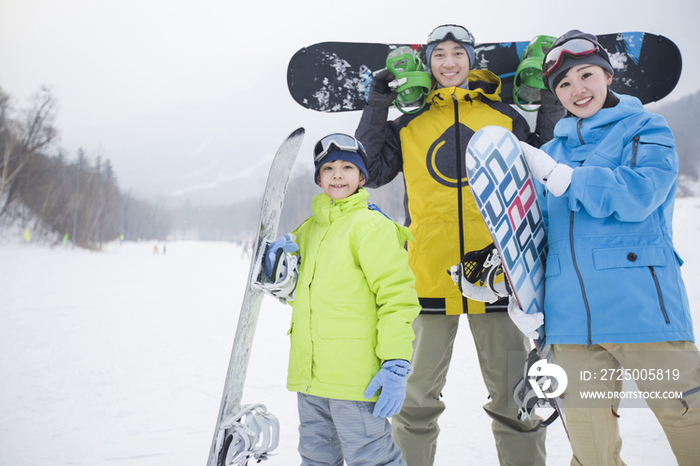 年轻家庭和滑雪板