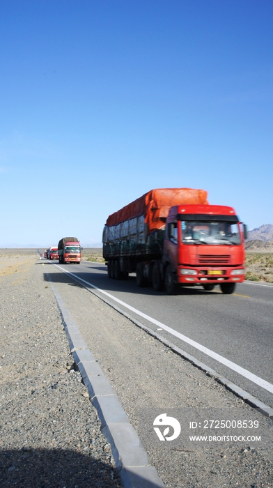 青藏公路上的大货车