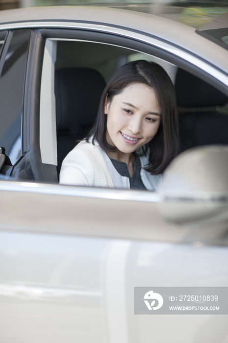 年轻女子在4S店选购汽车