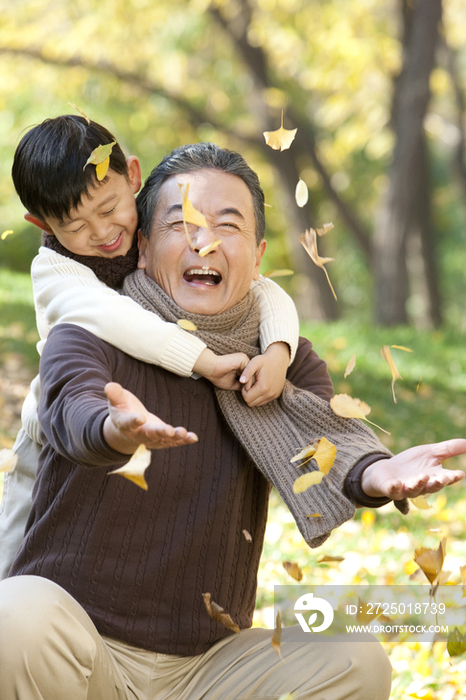 秋日里祖孙在一起玩耍