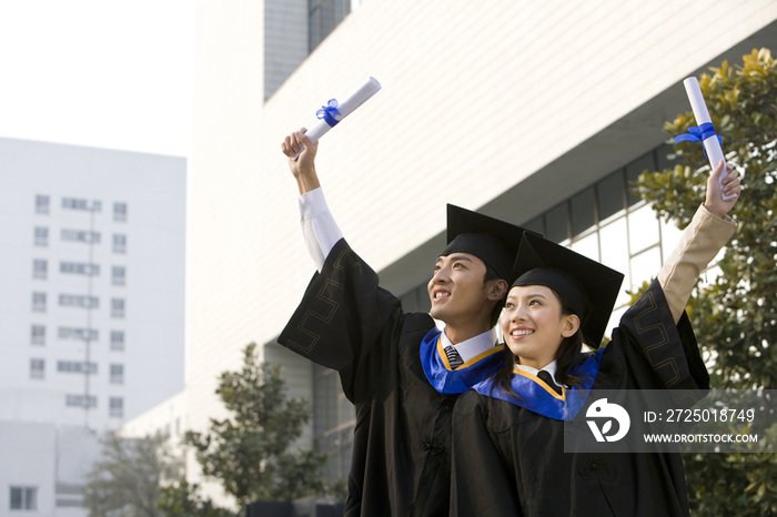 穿学士服的大学生们