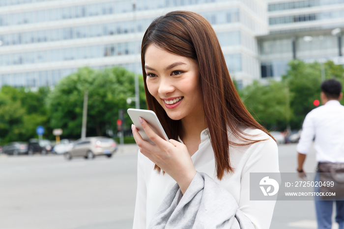 青年女人拿着手机