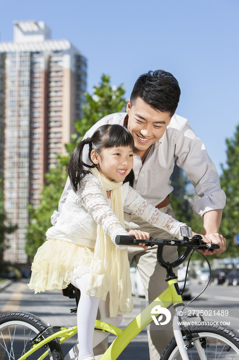 爸爸教女儿骑自行车