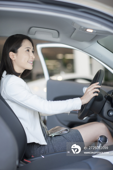 年轻女子在4S店选购汽车