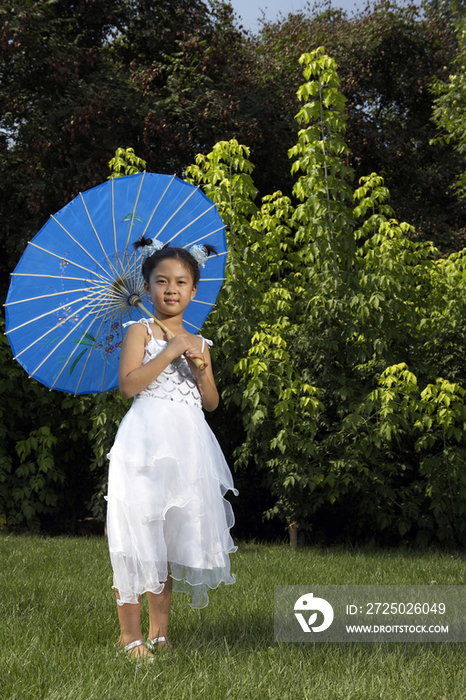 小女孩打着伞