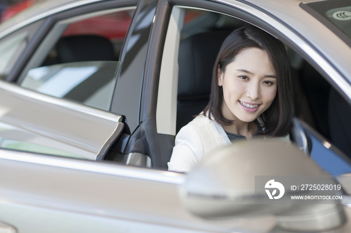 年轻女子在4S店选购汽车