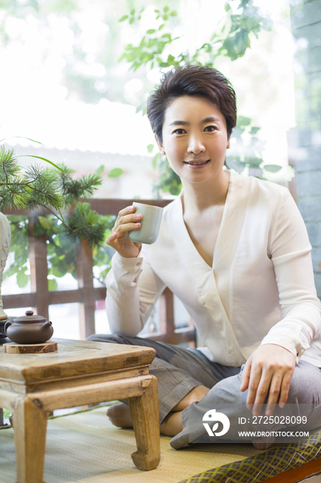 中年女子在茶馆喝茶