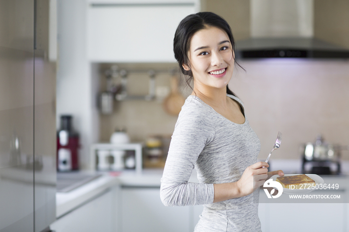 年轻女子在家吃早餐