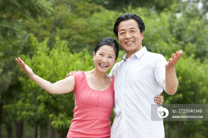 老年夫妇在公园