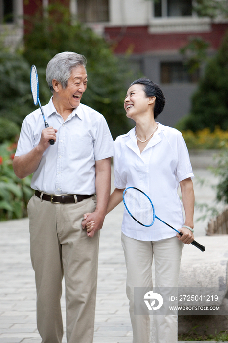 老年夫妇在普通社区休闲