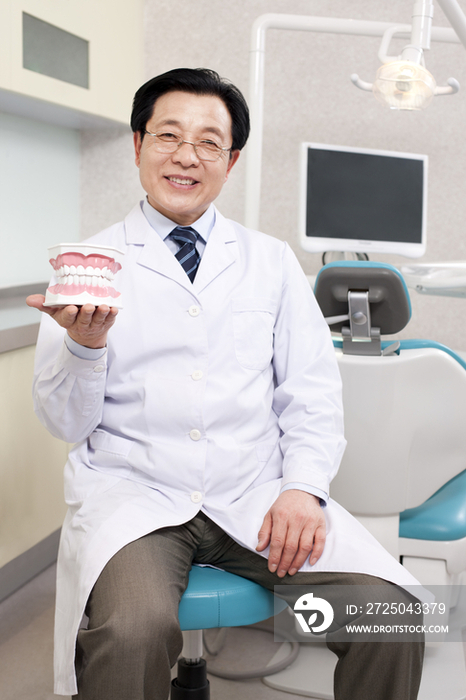牙医在牙科诊所