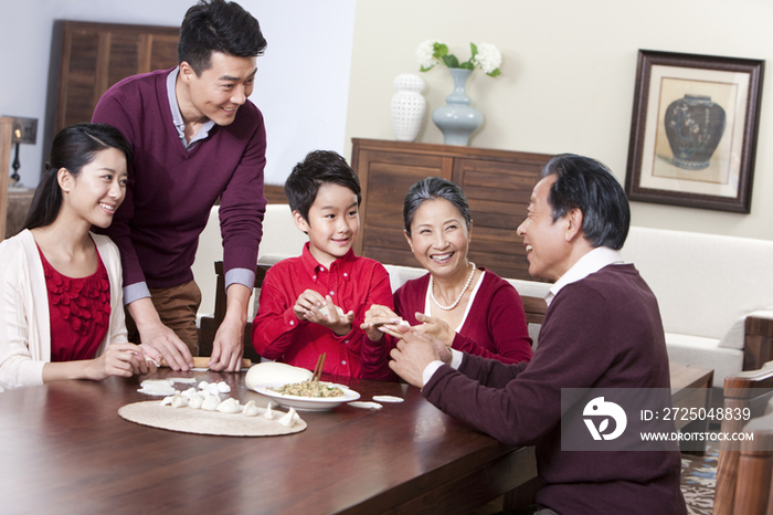 快乐一家人新年包饺子