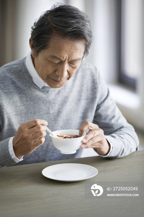 老年男子吃红枣粥