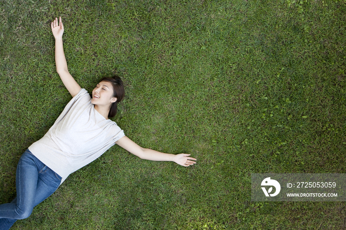 青年女子躺在草地上
