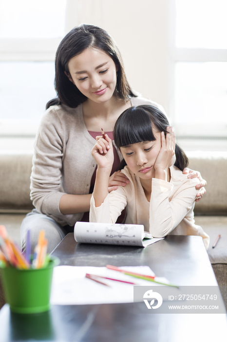 年轻妈妈指导女儿做作业