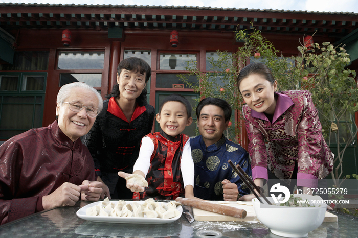 一家人包饺子