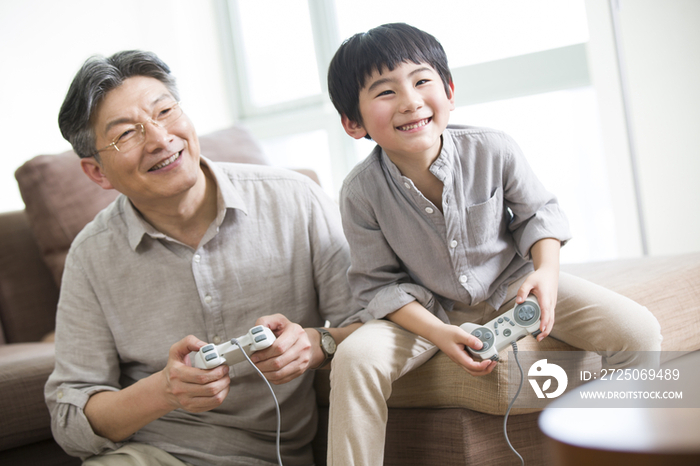 祖孙俩玩电子游戏