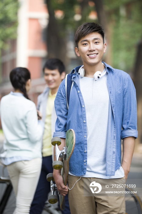 校园里的大学生同学