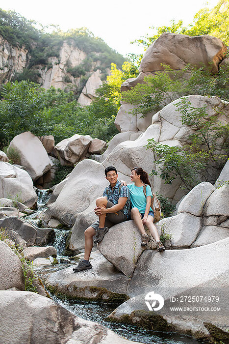 快乐的年轻情侣户外徒步旅行