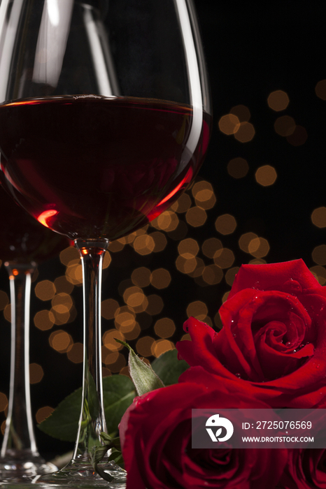 浪漫的红酒蜡烛和玫瑰