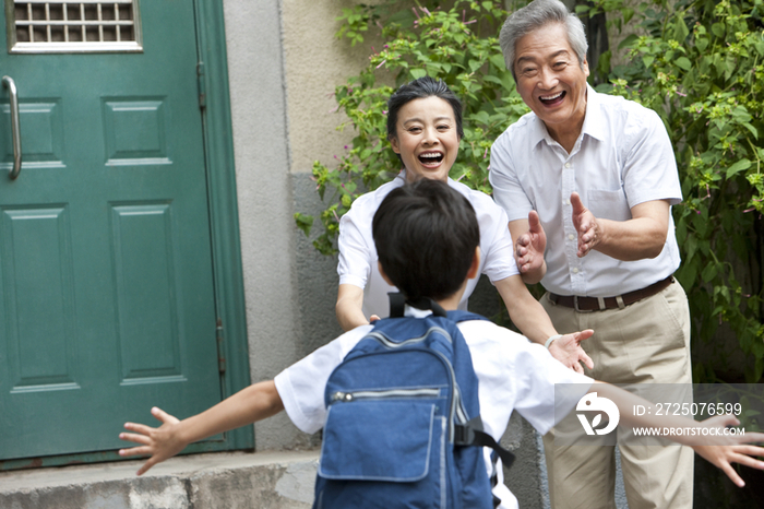 爷爷奶奶迎接孙子放学回家