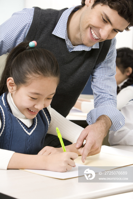 小学生和老师在课堂