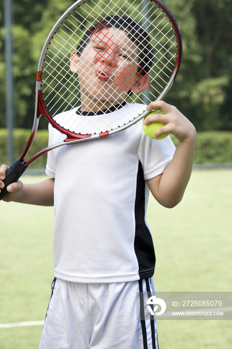 拿网球拍的男孩