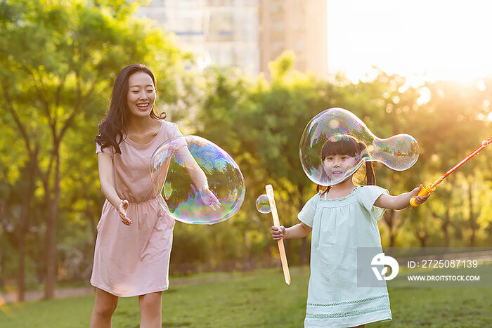 快乐的母女俩在公园玩泡泡