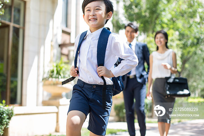 年轻父母送孩子去上学