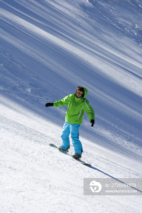 滑雪的年轻男子