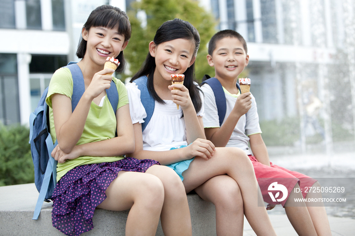 快乐小学生吃冰激凌